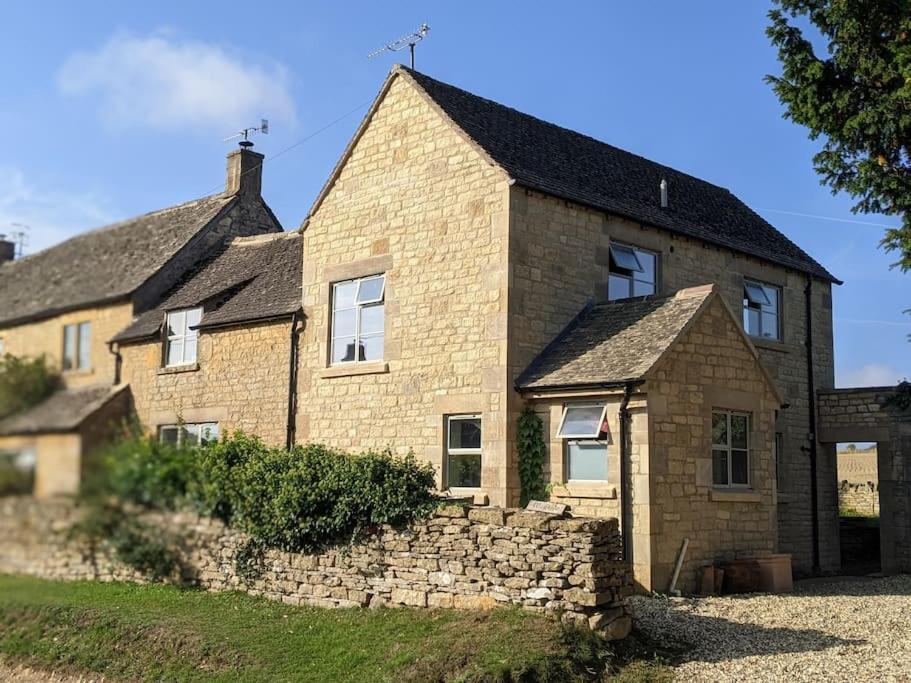 Stylish 3 Bed Cotswold With Stunning Views Holiday home