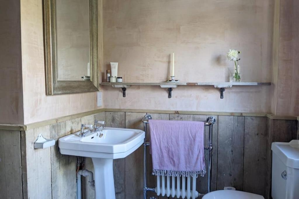 Holiday home Stylish 3 Bed Cotswold With Stunning Views *
